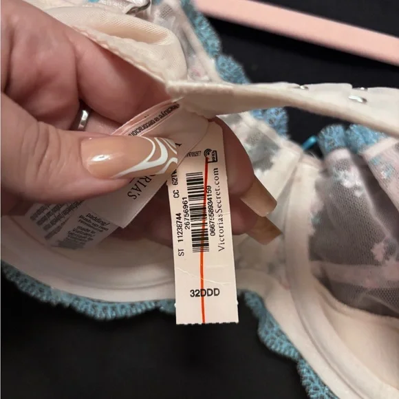 Victoria’s Secret Floral Embroidered Lace Bra | NWT - Picture 3 of 3